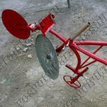 Огородный однодисковый окучиватель